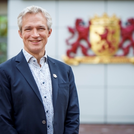 Gedeputeerde Berend Potjer gefotografeerd voor het logo van de provincie